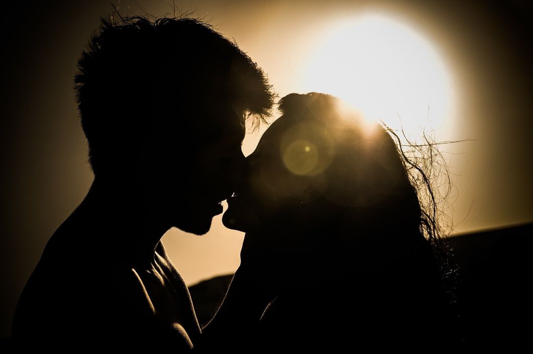 https://pixabay.com/photos/sunset-kiss-couple-love-romance-691995/
