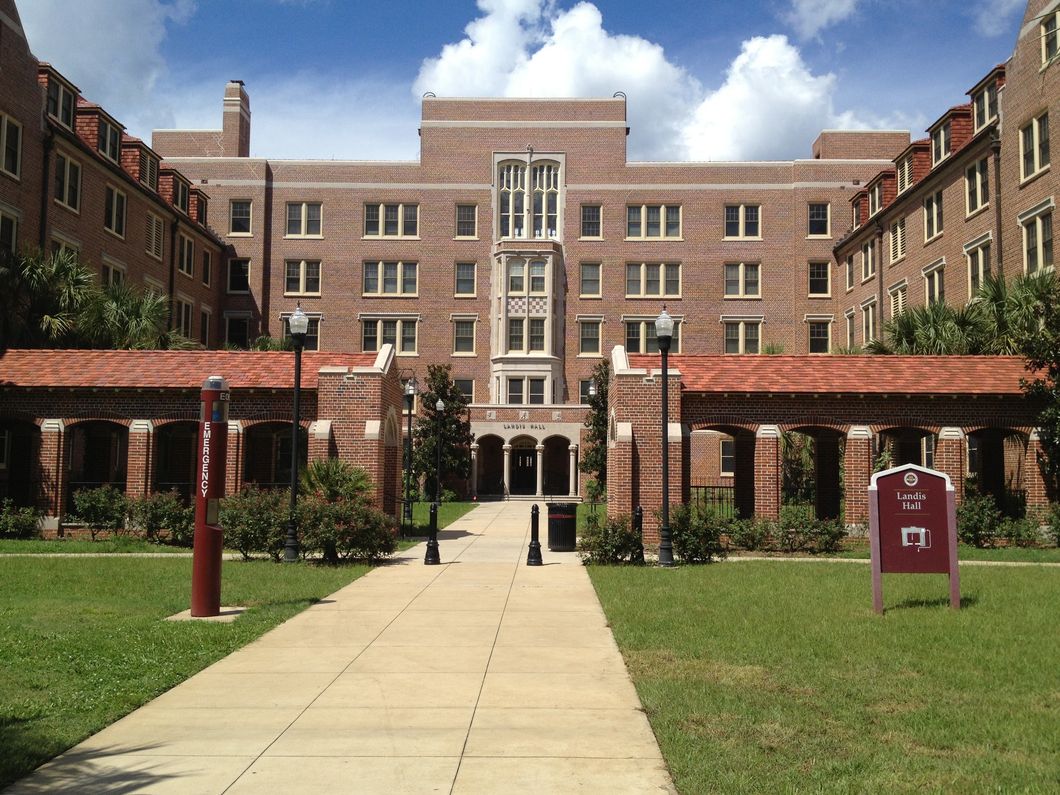 https://upload.wikimedia.org/wikipedia/commons/2/20/Landis_Hall_FSU_2013-09-05_16-16.jpg