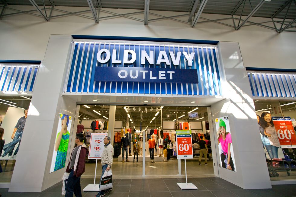 https://upload.wikimedia.org/wikipedia/commons/2/23/Tsawwassen_Mills_Old_Navy_Outlet.jpg
