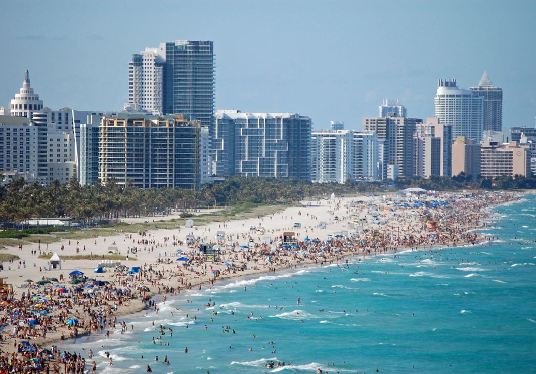 https://upload.wikimedia.org/wikipedia/commons/2/2a/Miami_Beach%2C_FL_-_panoramio.jpg