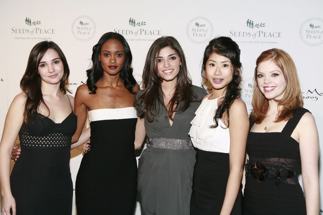 https://upload.wikimedia.org/wikipedia/commons/6/6b/Gossip_Girl_cast_at_Seeds_of_Peace_2009.jpg