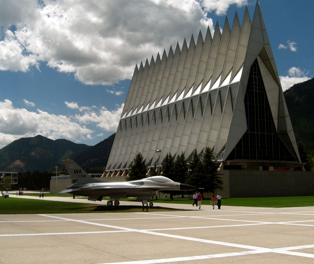 https://upload.wikimedia.org/wikipedia/commons/7/70/USAFA_Chapel_from_terrazzo.JPG
