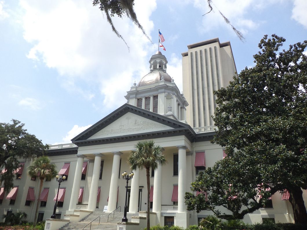 https://upload.wikimedia.org/wikipedia/commons/7/71/Florida%E2%80%99s_Historic_Capitol_and_Florida_State_Capitol_2.JPG