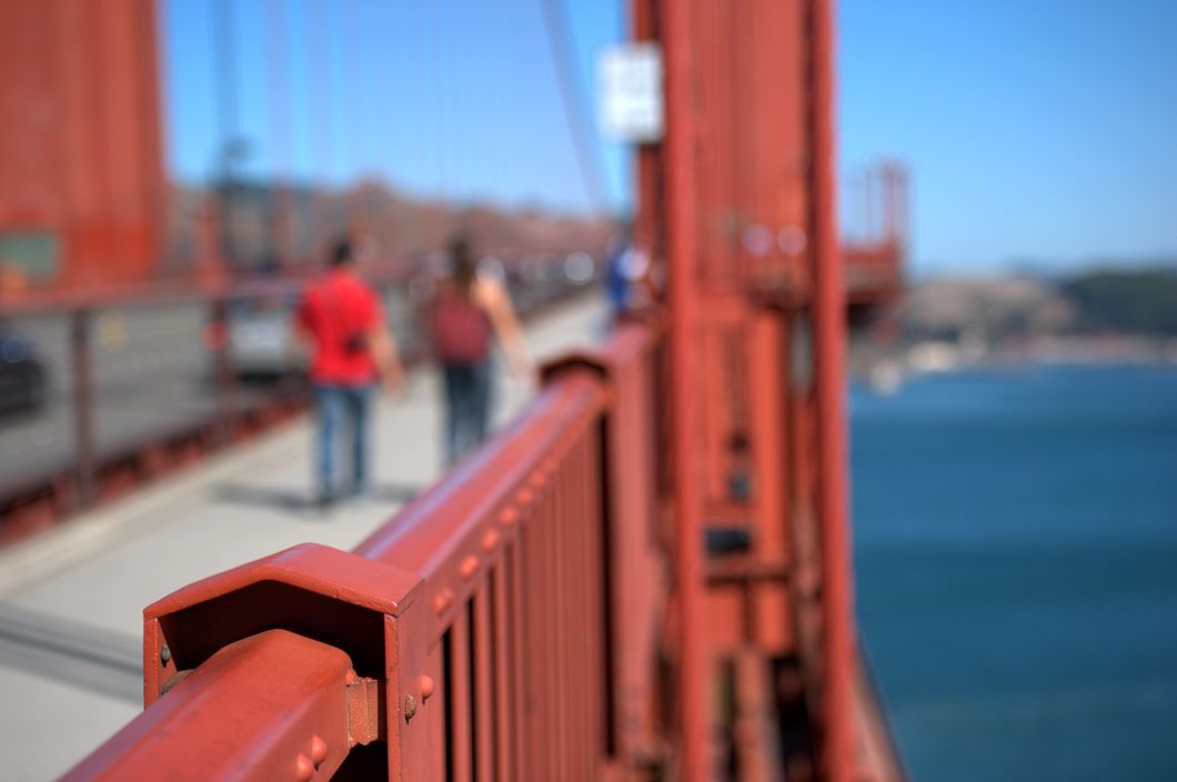 https://upload.wikimedia.org/wikipedia/commons/7/7a/Walking_on_the_Golden_Gate_bridge_in_San_Francisco_98.jpg