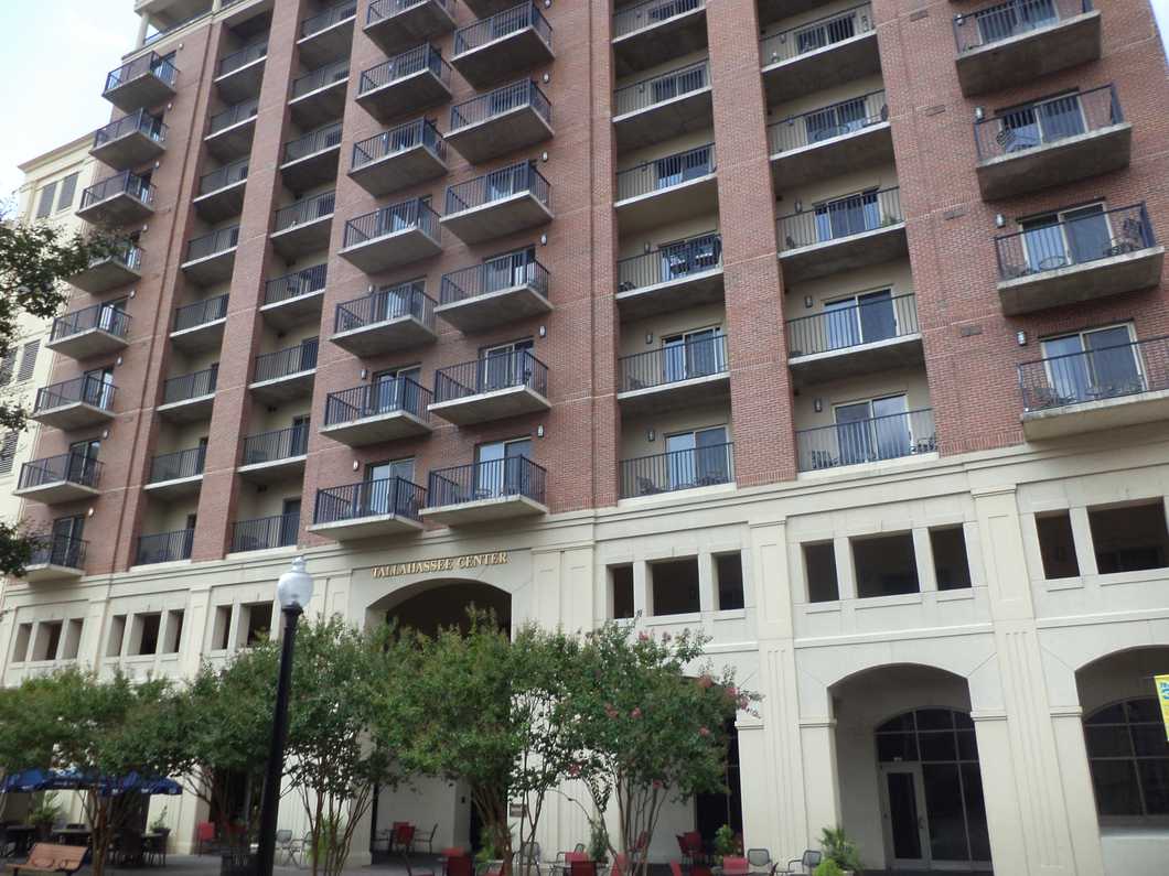 https://upload.wikimedia.org/wikipedia/commons/c/c3/Kleman_Plaza_Tallahassee_Center_Condominiums.JPG