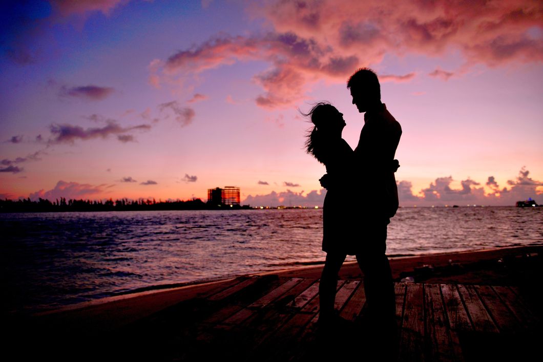 https://upload.wikimedia.org/wikipedia/commons/c/c6/Romantic_sunset_Couple_romance_-_panoramio.jpg