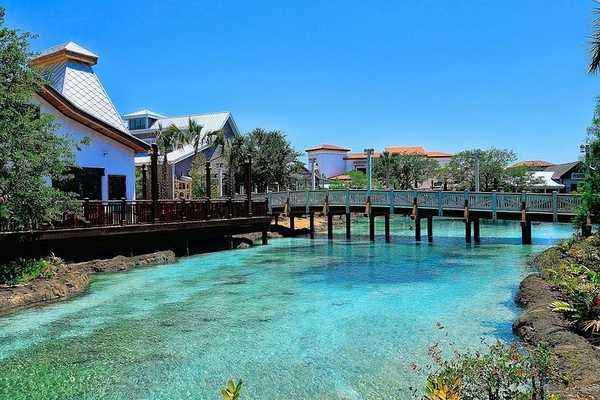 https://upload.wikimedia.org/wikipedia/commons/e/e6/Disney_Springs_%2827832916856%29.jpg