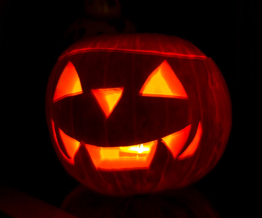 https://upload.wikimedia.org/wikipedia/commons/f/f0/Halloween_Jack-o%27-lantern.jpg
