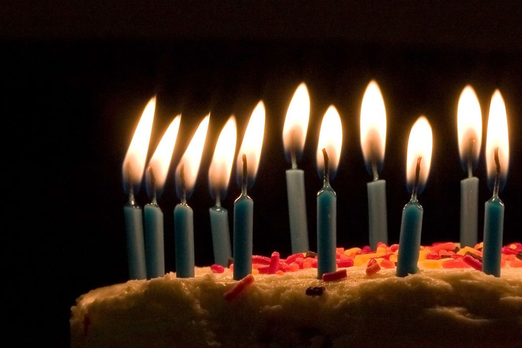 https://upload.wikimedia.org/wikipedia/commons/f/f5/Blue_candles_on_birthday_cake.jpg