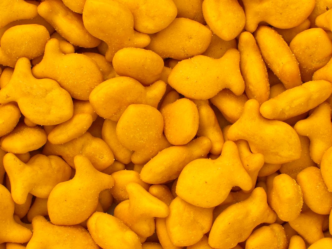 https://upload.wikimedia.org/wikipedia/commons/thumb/0/0d/Goldfish-Crackers.jpg/1280px-Goldfish-Crackers.jpg