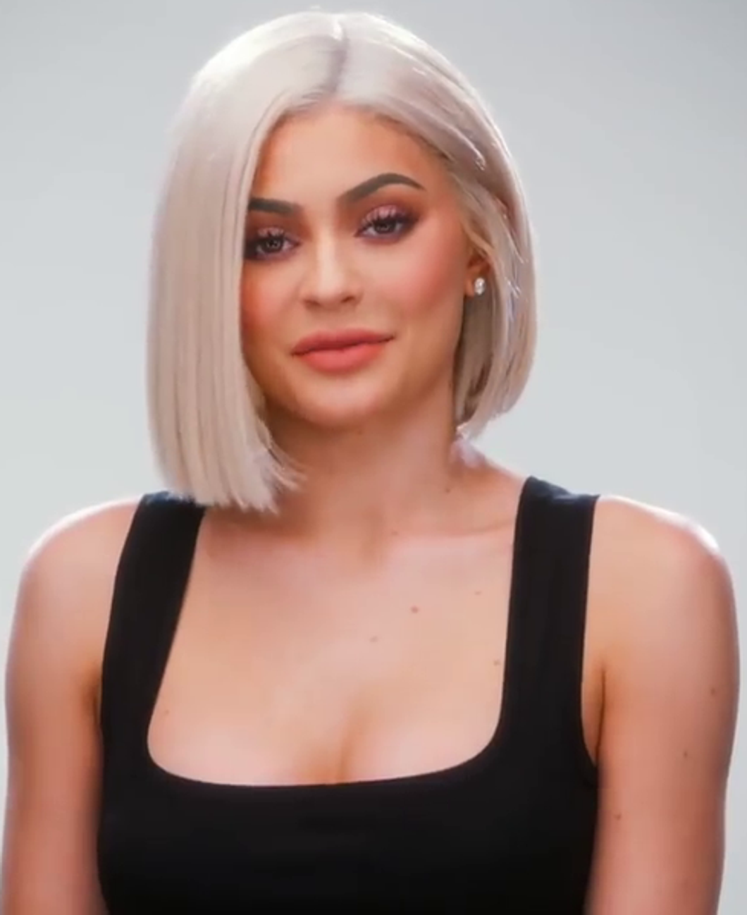 https://upload.wikimedia.org/wikipedia/commons/thumb/4/43/Kylie_Jenner2_%28cropped%29.png/489px-Kylie_Jenner2_%28cropped%29.png