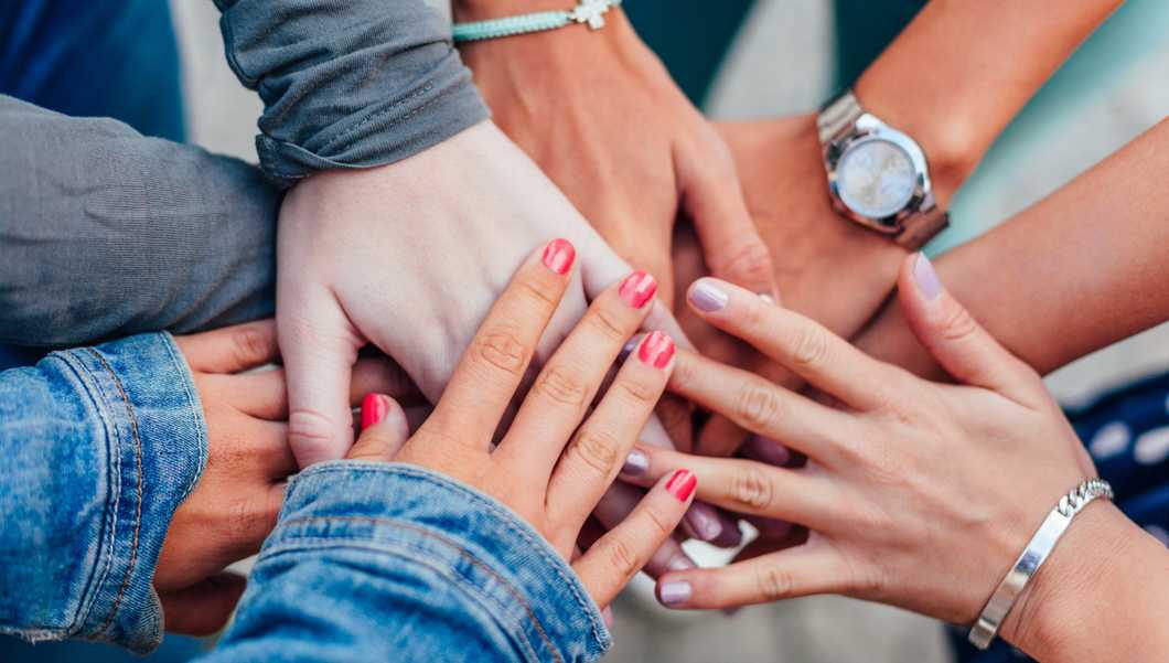 https://wanderlust.com/journal/shine-theory-women-supporting-women/