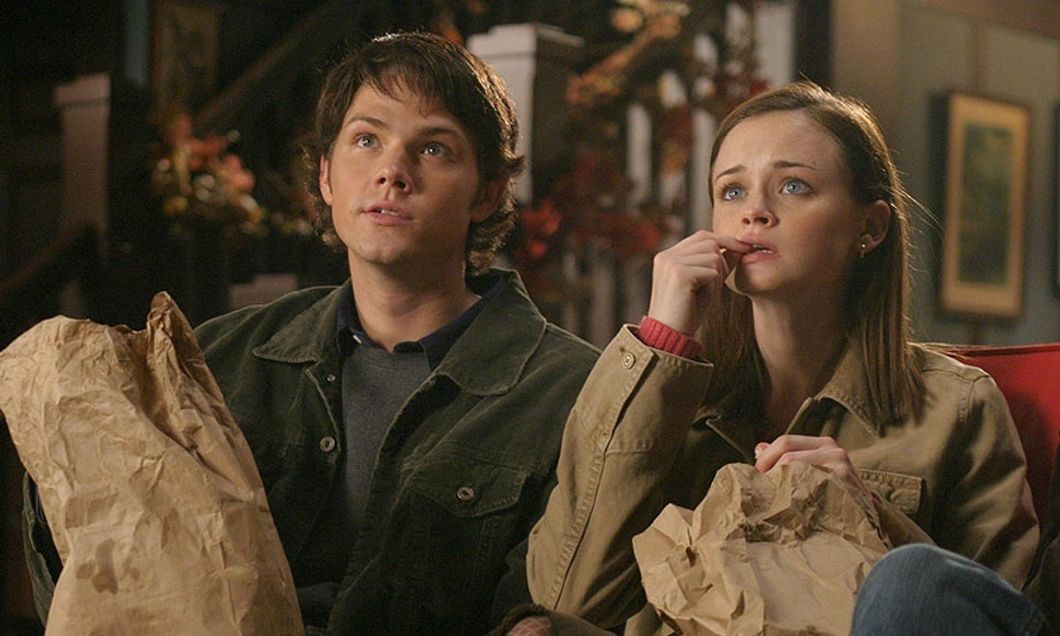 https://www.bustle.com/articles/185085-new-gilmore-girls-revival-photo-pays-homage-to-dean-rory-its-actually-really-telling