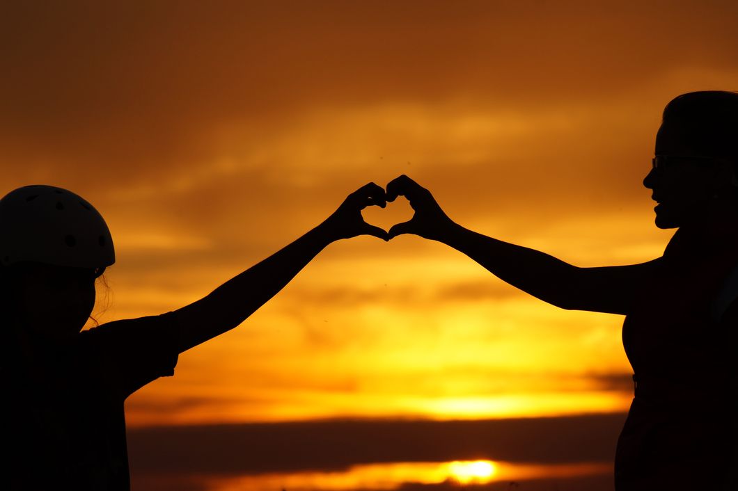 https://www.goodfreephotos.com/people/silhouette-of-mother-and-daughter-making-a-heart-with-hands-during-sunset.jpg.php
