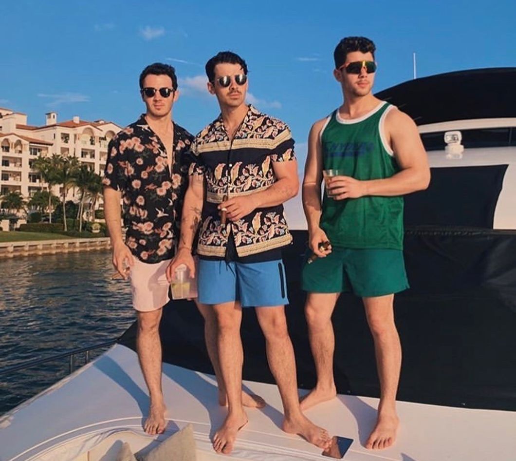 https://www.instagram.com/jonasbrothers/