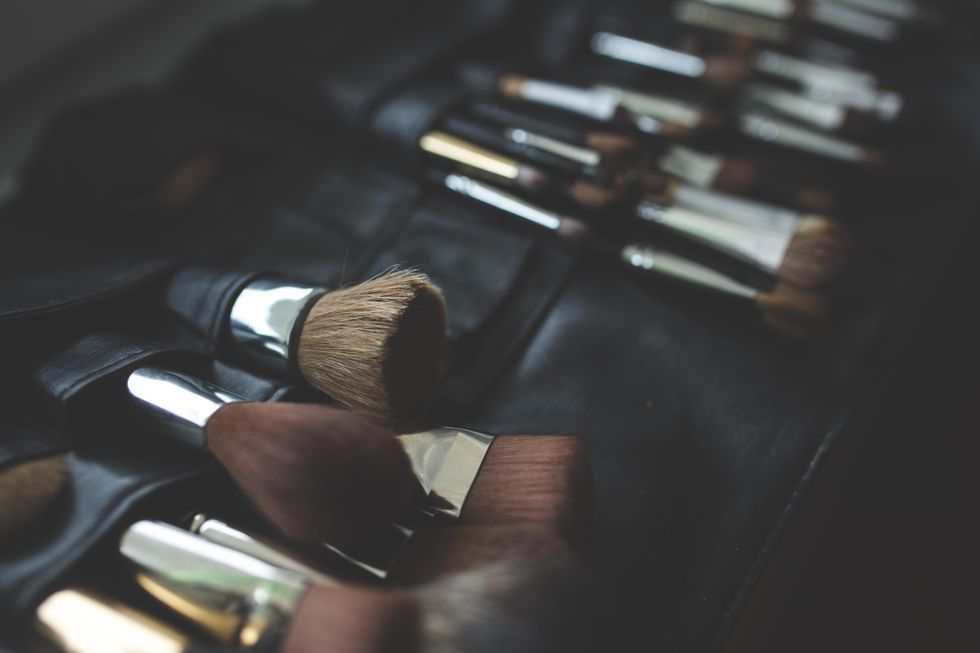 https://www.pexels.com/photo/a-bunch-of-make-up-brushes-6148/