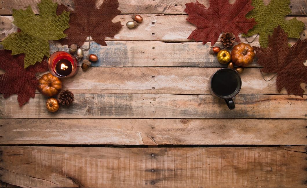 https://www.pexels.com/photo/acorns-autumn-autumn-decoration-autumn-leaves-730286/