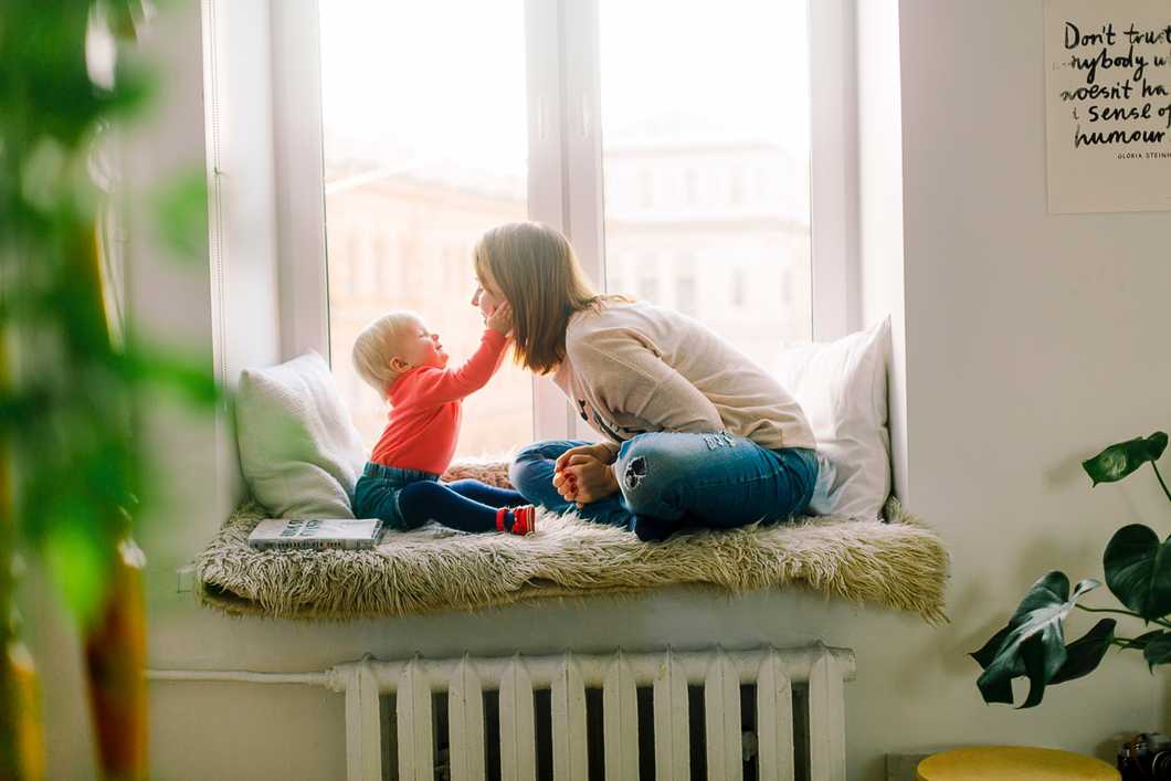 https://www.pexels.com/photo/baby-touching-woman-s-face-1257110/