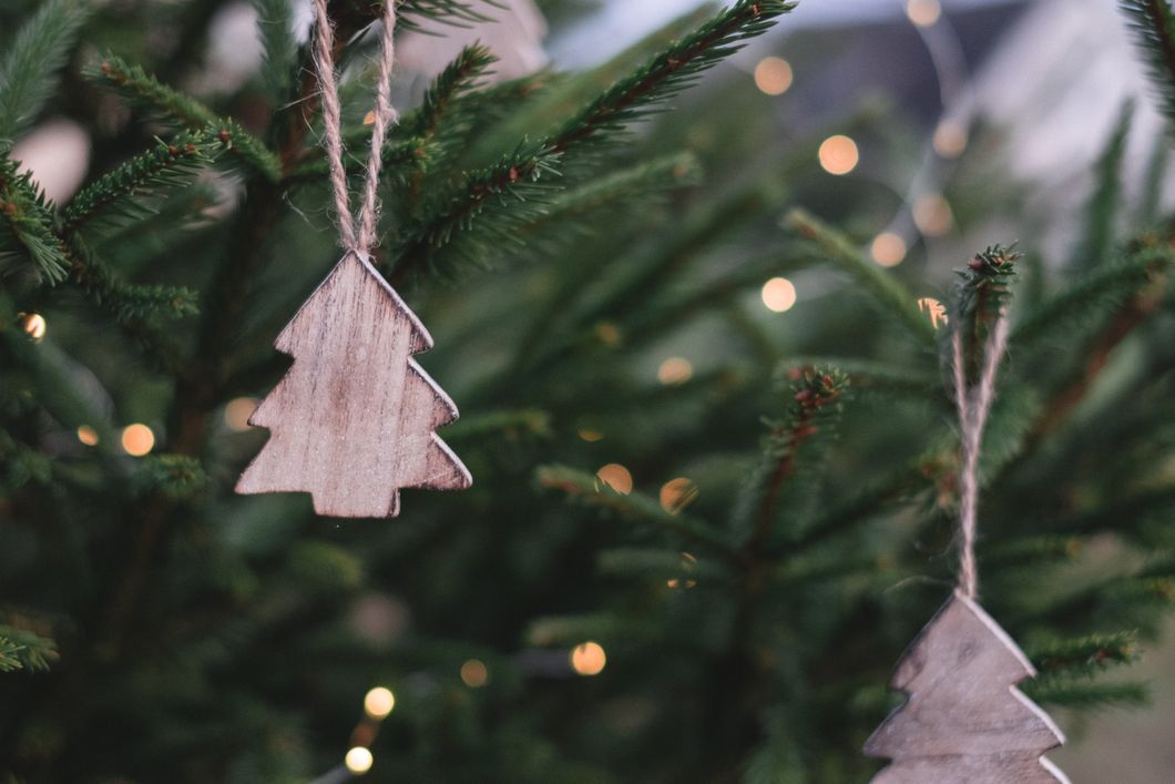 https://www.pexels.com/photo/christmas-ornaments-on-christmas-tree-704219/