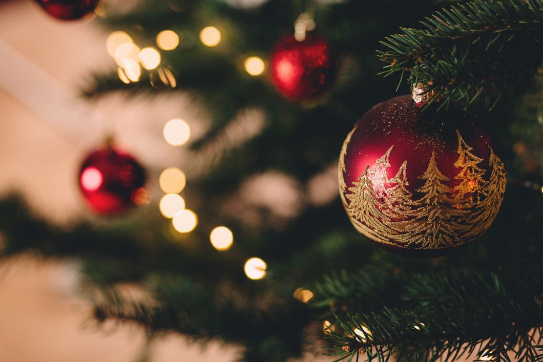 https://www.pexels.com/photo/christmas-tree-with-baubles-717988/