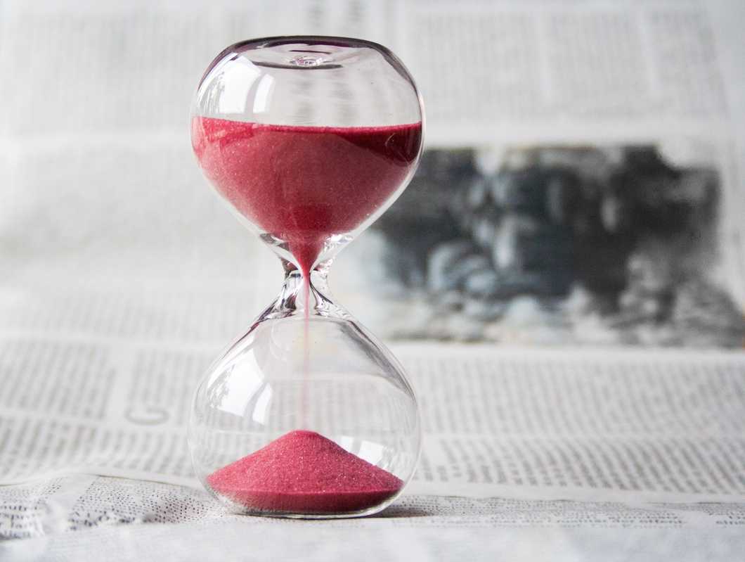 https://www.pexels.com/photo/clear-glass-with-red-sand-grainer-39396/