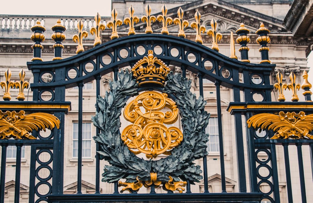 https://www.pexels.com/photo/close-up-of-gate-of-buckingham-palace-1560102/