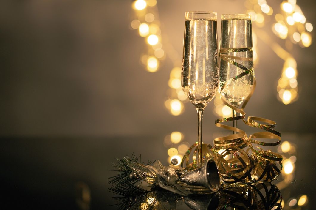 https://www.pexels.com/photo/close-up-of-two-flute-glasses-filled-with-sparkling-wine-wuth-ribbons-and-christmas-decor-3036525/