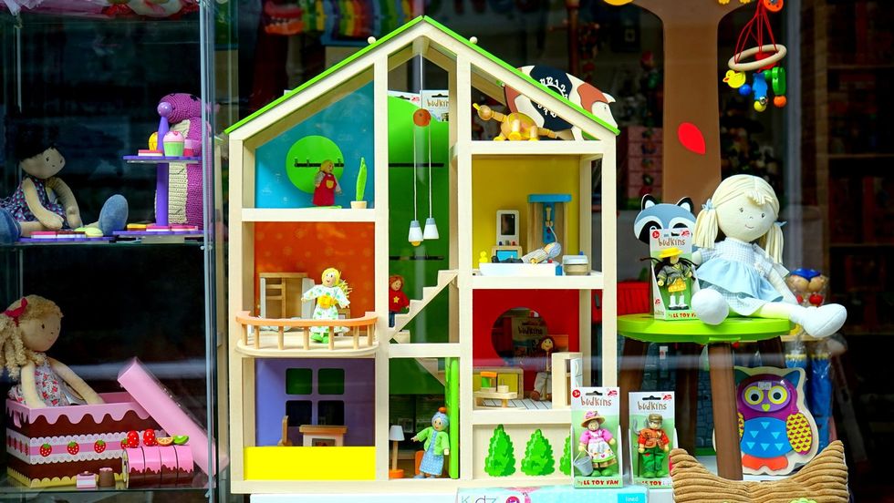 https://www.pexels.com/photo/decor-decoration-display-doll-house-191360/