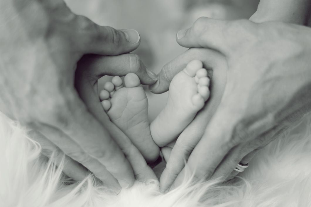 https://www.pexels.com/photo/grayscale-photo-of-baby-feet-with-father-and-mother-hands-in-heart-signs-733881/