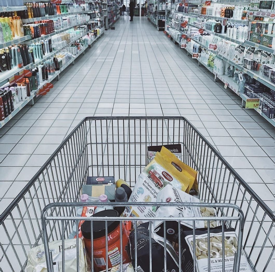 https://www.pexels.com/photo/grocery-cart-with-item-1005638/