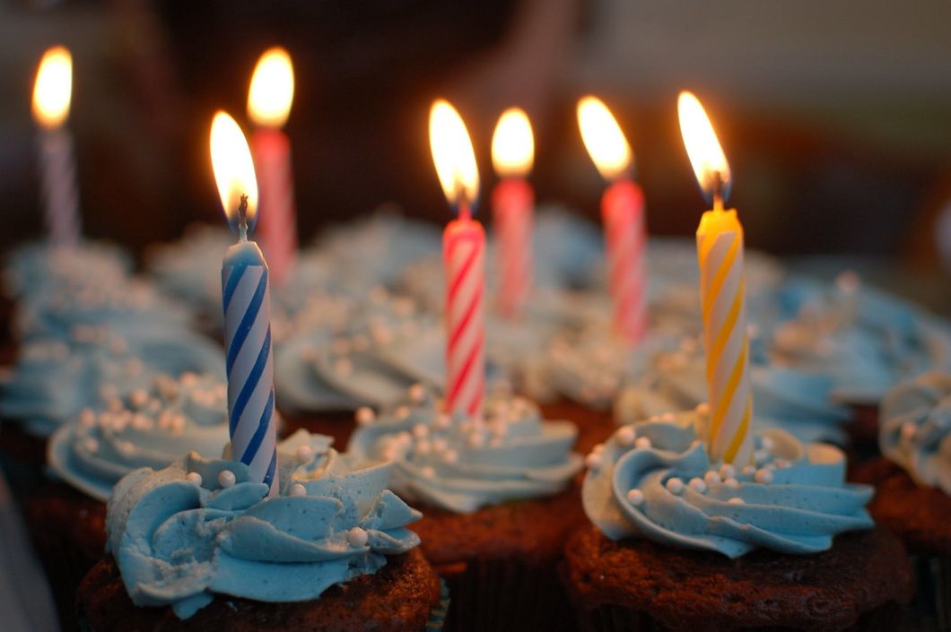 https://www.pexels.com/photo/lighted-candles-on-cupcakes-40183/