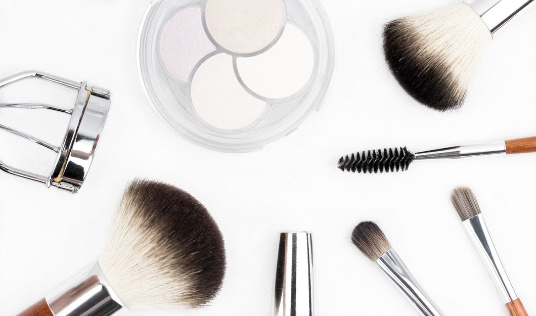 https://www.pexels.com/photo/make-up-equipments-212236/