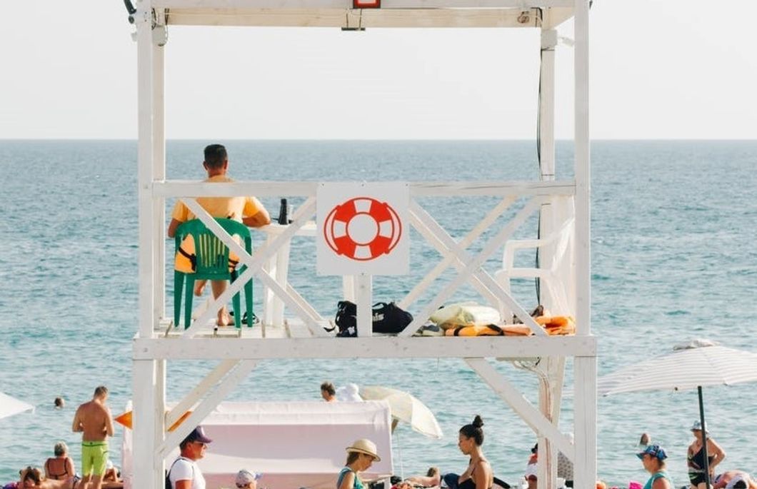 https://www.pexels.com/photo/people-near-beach-with-lifeguard-gazebo-799882/