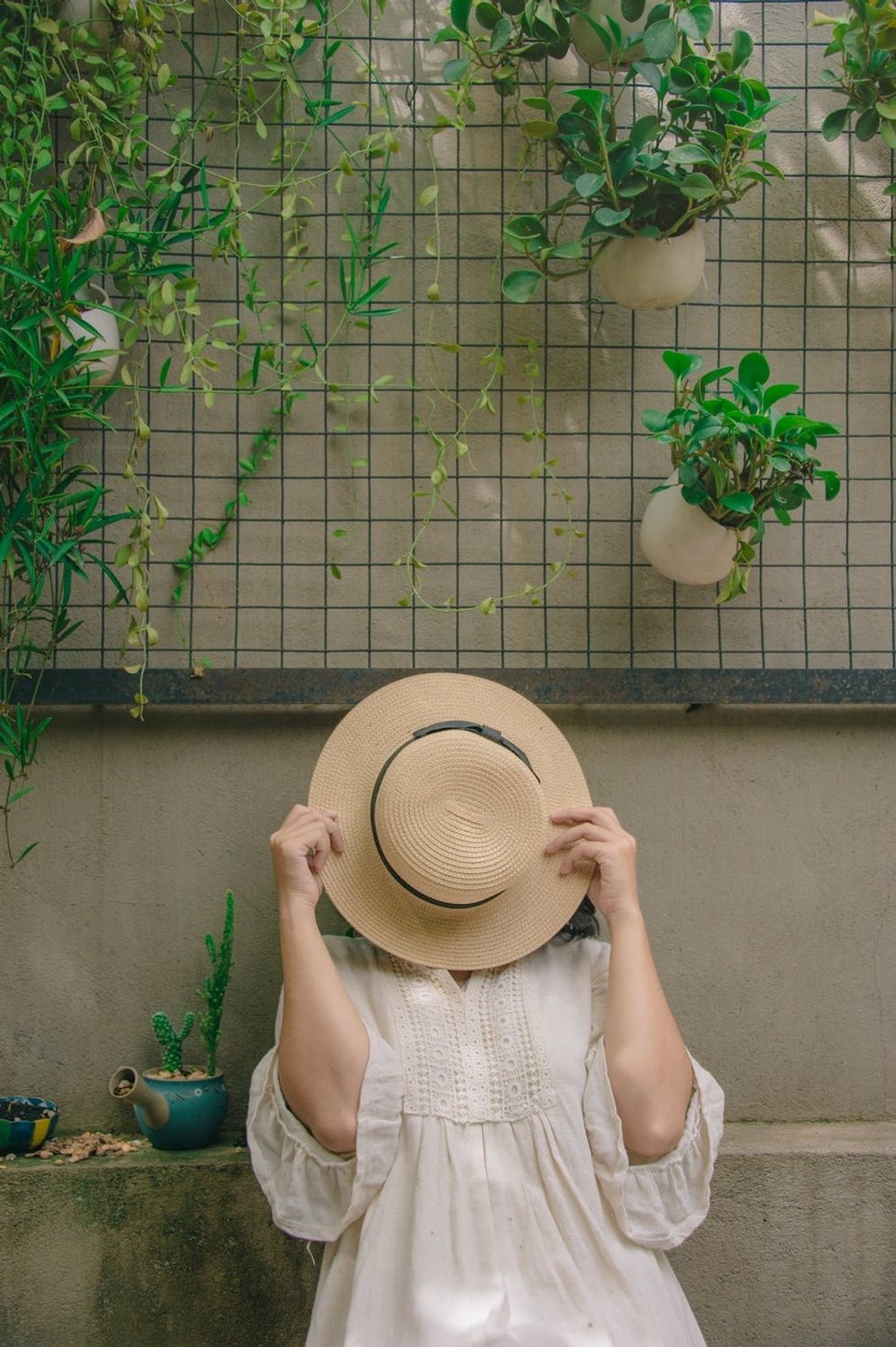 https://www.pexels.com/photo/person-wearing-white-elbow-sleeved-top-covering-beige-sun-hat-1076583/