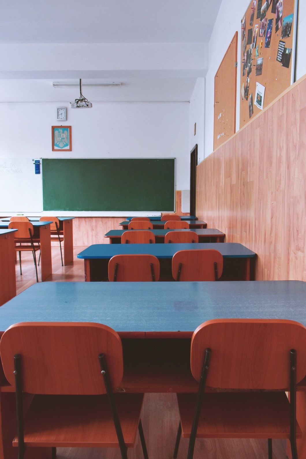 https://www.pexels.com/photo/photo-of-empty-class-room-2675061/