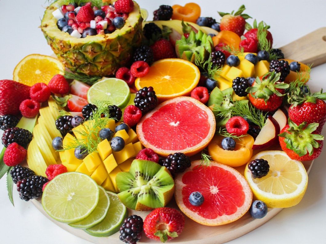 https://www.pexels.com/photo/sliced-fruits-on-tray-1132047/