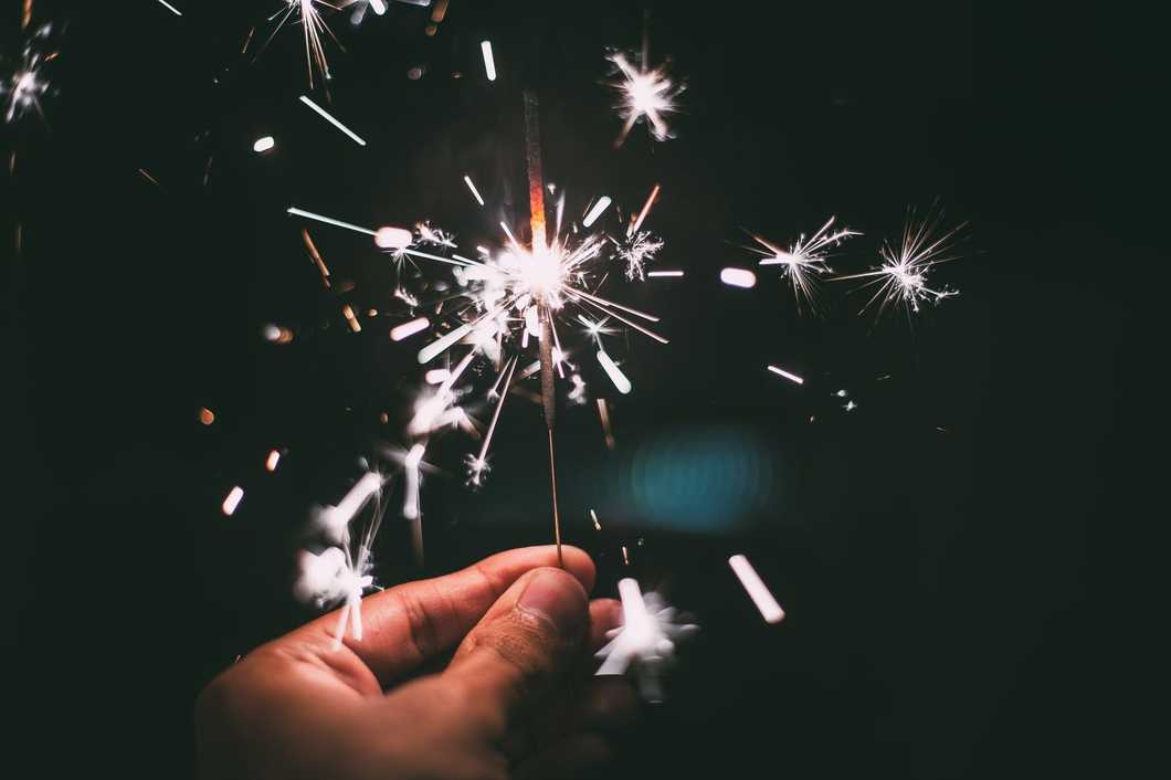 https://www.pexels.com/photo/sparkler-new-year-s-eve-sylvester-sparks-38196/