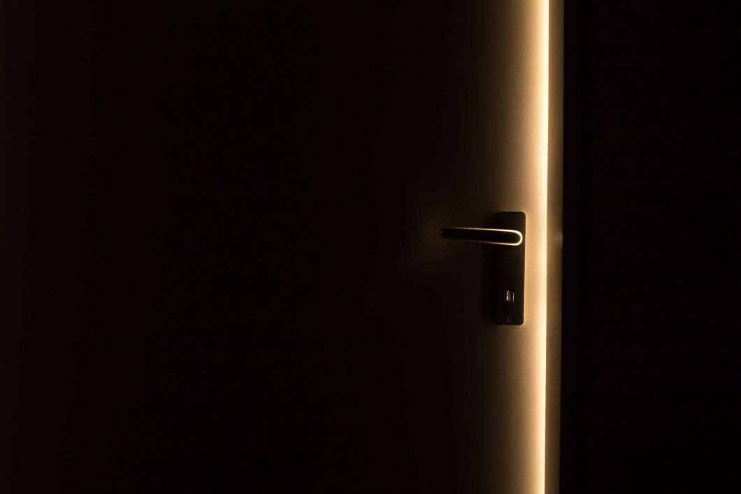 https://www.pexels.com/photo/steel-door-handle-on-door-147634/