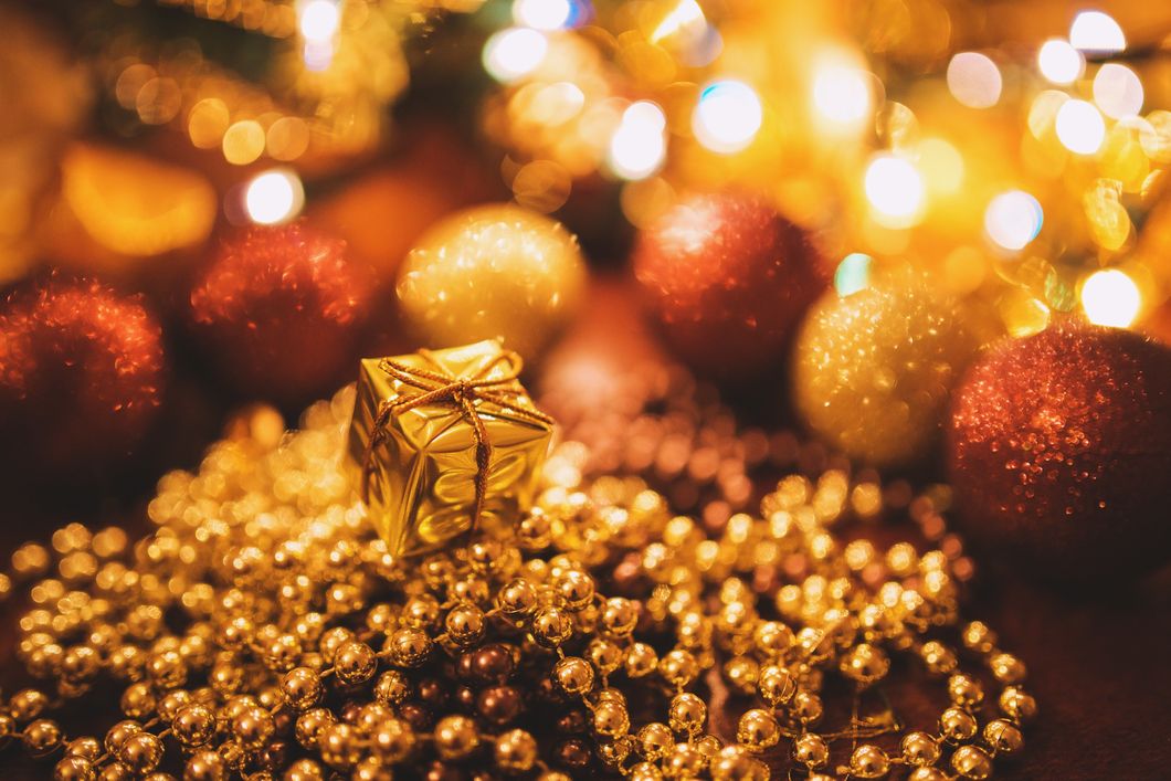 https://www.pexels.com/photo/tiny-gold-christmas-gift-6288/