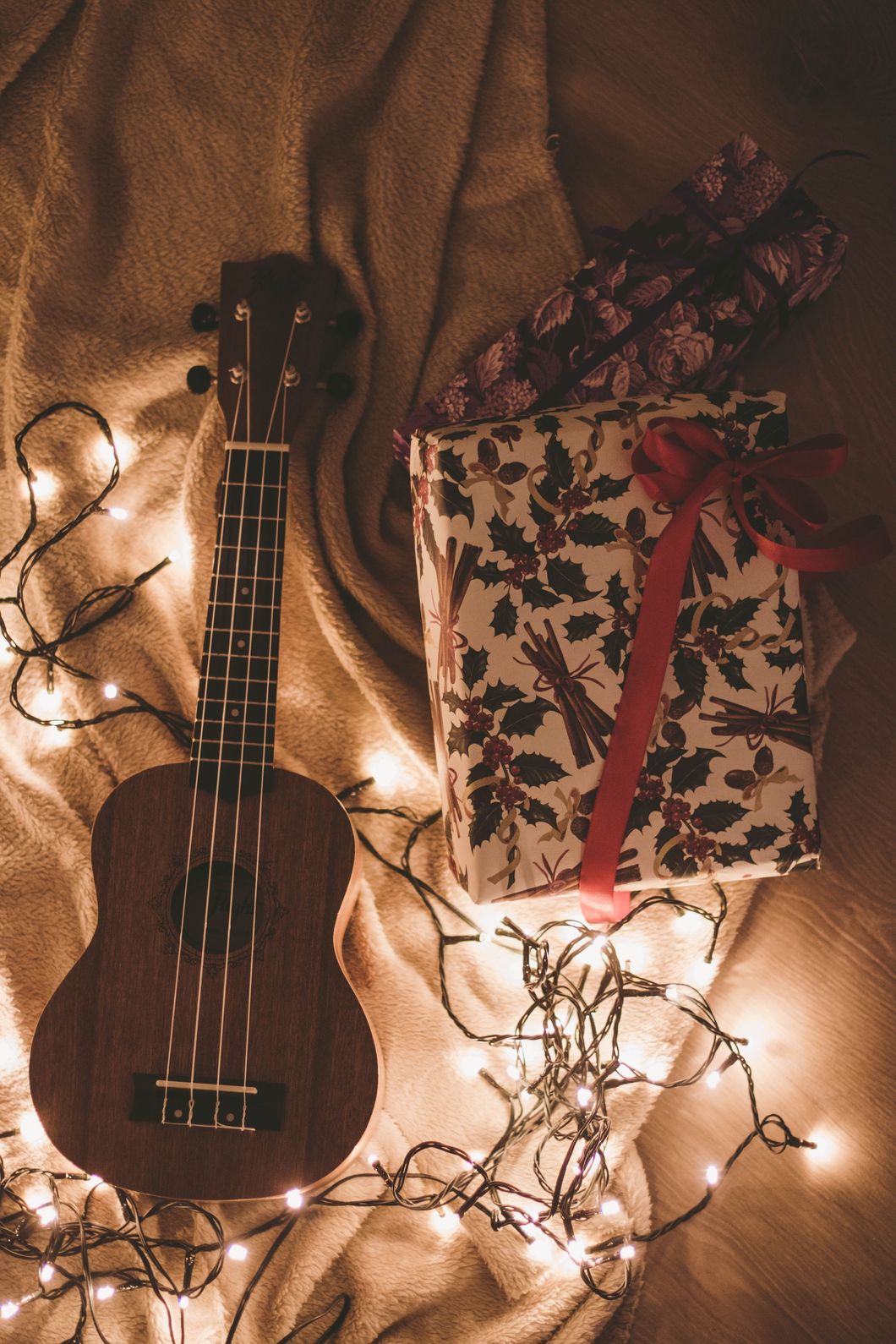 https://www.pexels.com/photo/ukulele-beside-a-floral-box-and-string-lights-704751/