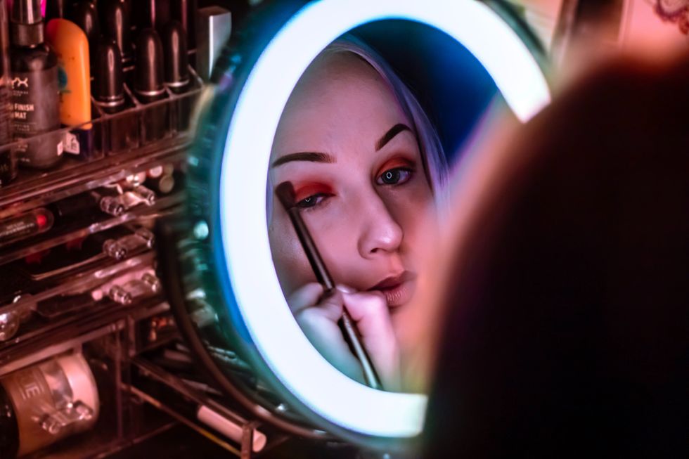 https://www.pexels.com/photo/woman-facing-mirror-applying-eyeshadow-1910051/