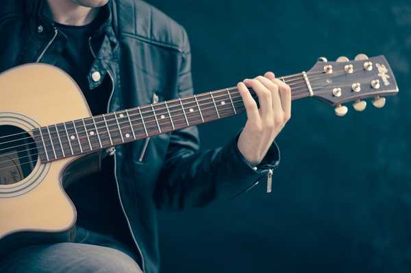 https://www.pexels.com/search/playing/