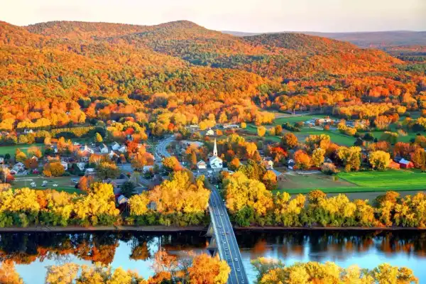 https://www.tripsavvy.com/best-places-to-see-fall-colors-in-vermont-5077665
