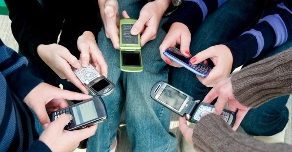 LOL: Texting Girls In College