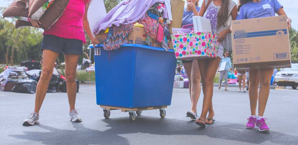 15 Painful Experiences EVERY College Student Has On Move-In Day