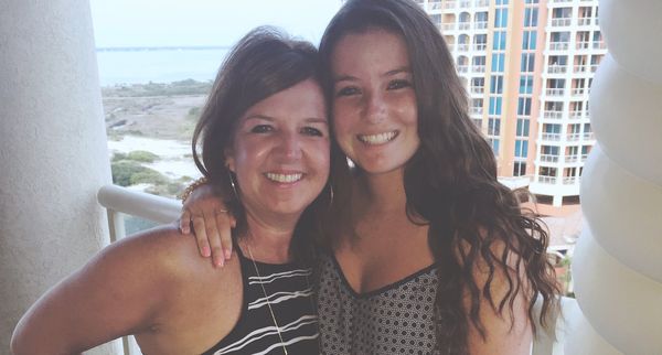 12 Texts Freshmen Girls Send To Mom The FIRST Month Of College