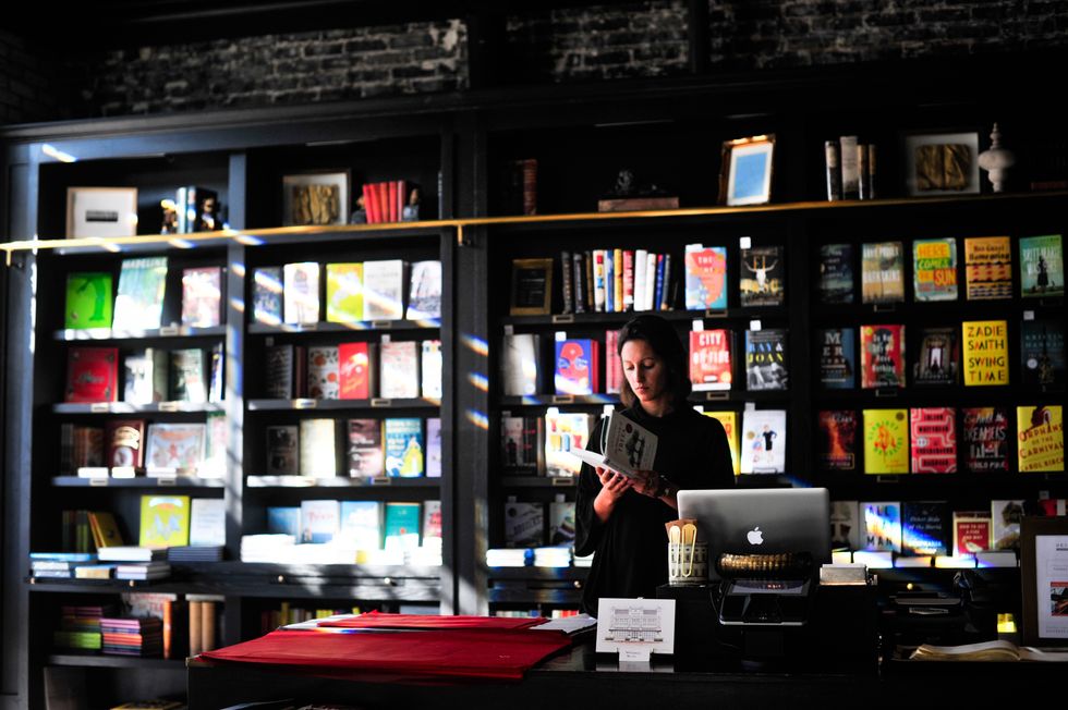 10 Thoughts Every Bookworm Has In A Bookstore
