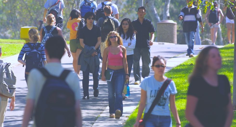 18 Laughable Thoughts Every College Student Has Walking Through Campus