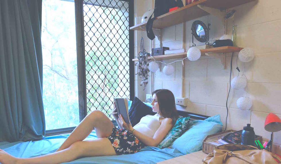 8 Things You Probably (Most Definitely) Need For Your Dorm Room