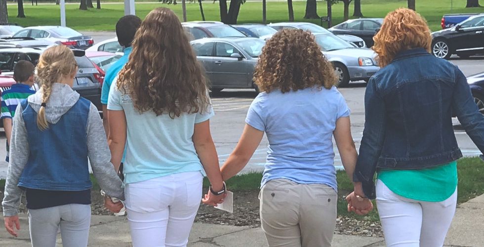 10 Undeniable Signs Your Sister Is Your 'Person'